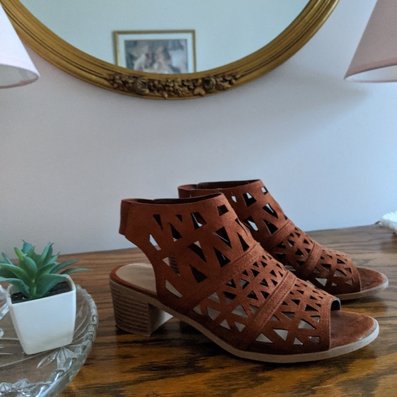 American Eagle Outfitters Shoes - American Eagle Laser Cut Sandals 6.5